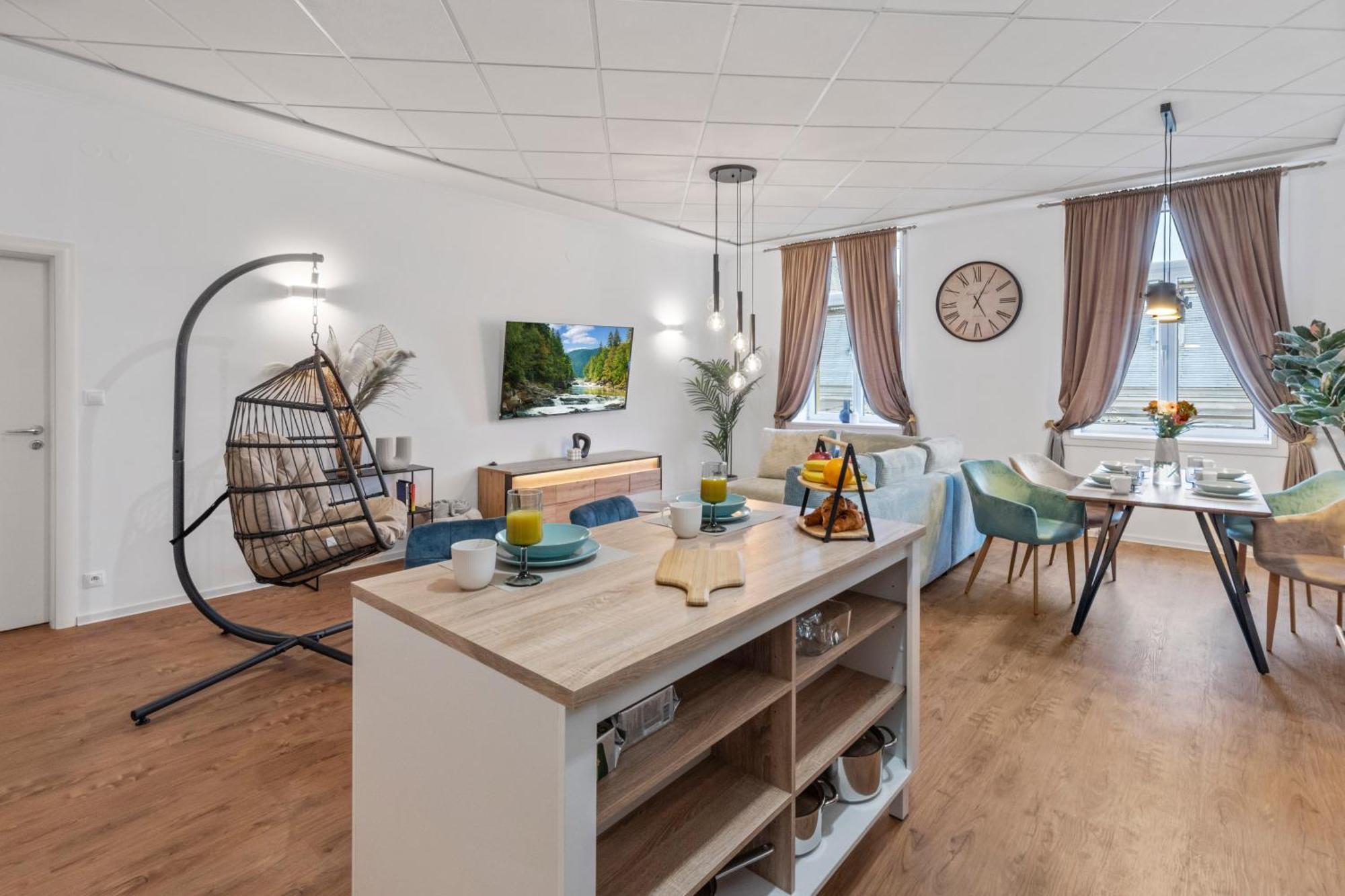 Luxe Living At Old Town Center Apartment Bratislava Bagian luar foto