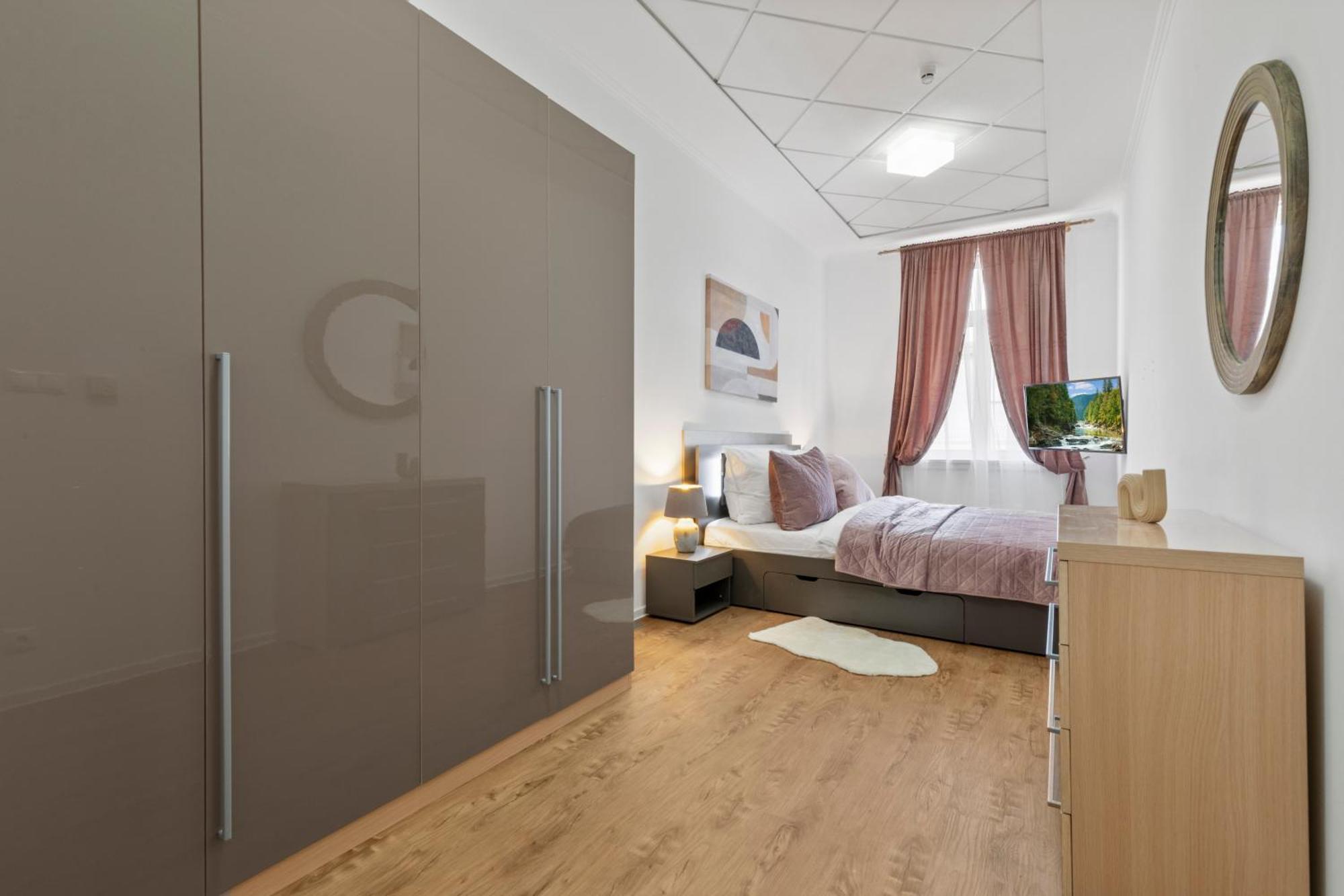 Luxe Living At Old Town Center Apartment Bratislava Bagian luar foto
